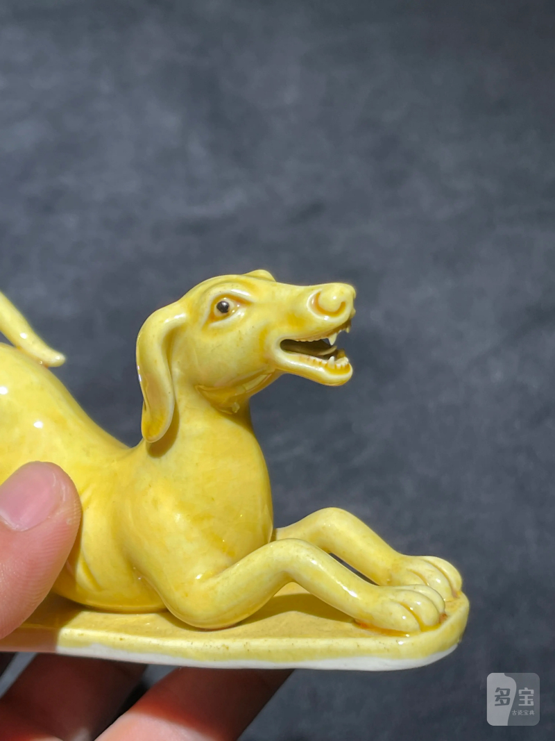 清乾隆 黄釉细犬瓷塑 - 图4